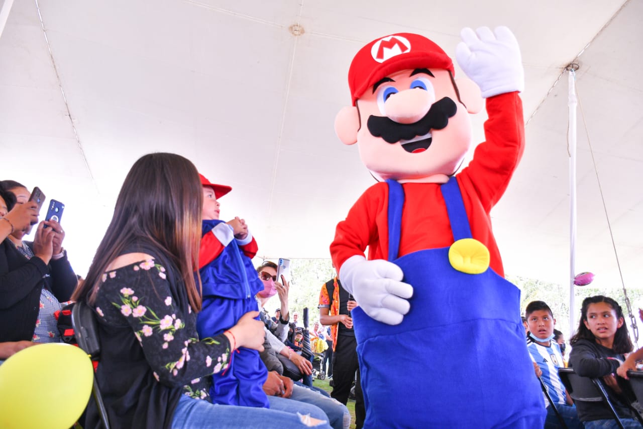 Regala gobierno de Ángelo Gutiérrez magno festejo a niñas y niños de Apetatitlán